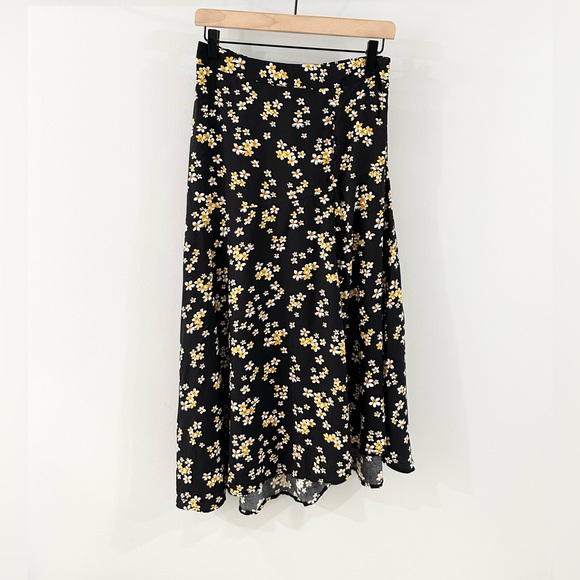 NWT Wednesday’s Girl Midi Skirt With Asymmetric Hem In Ditsy Floral Size Small - Picture 4 of 8